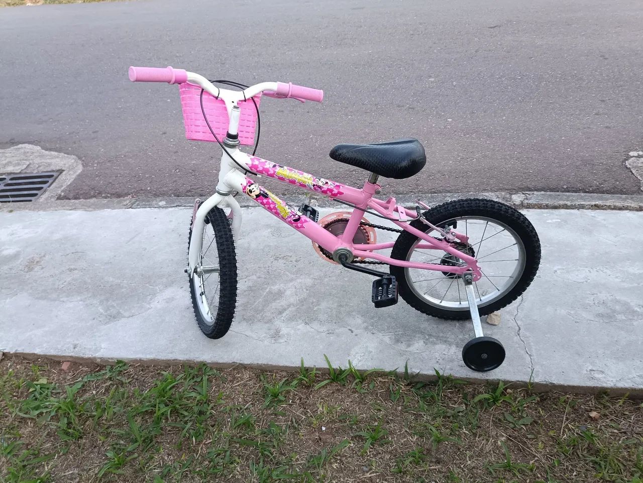 Bicicleta Infantil aro 16 com cestinha e rodinhas - Foto 4