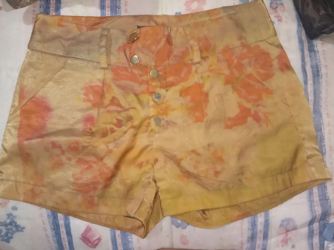 Shorts Dourado com Estampa Floral