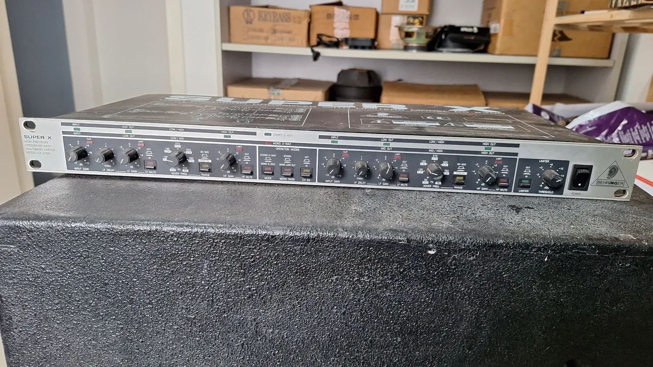 Crossover Behringer Super X - modelo CX 2310