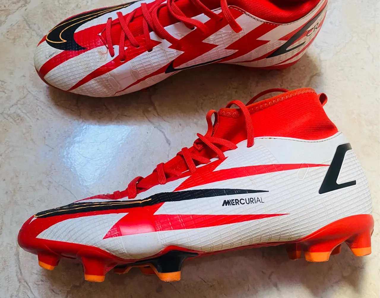 Chuteiras Nike Mercurial CR7 - Design Moderno e Desempenho Superior