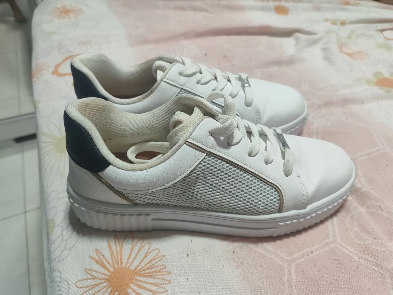 Tênis branco com dtalhes Vizzano 