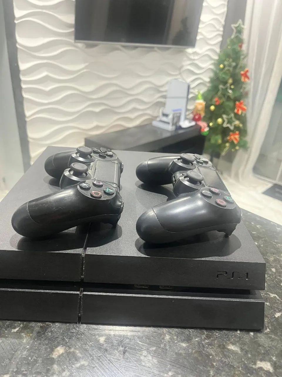 Playstation 4 com 2 controles 