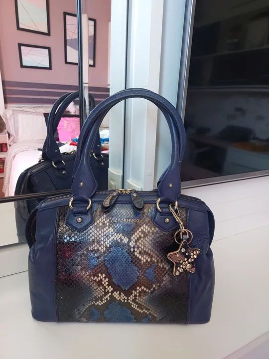 Bolsa Victor Hugo Azul com Estampa de Cobra