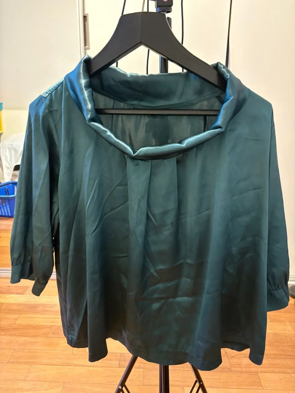 Blusa verde em cetim, tamanho M - Foto 2