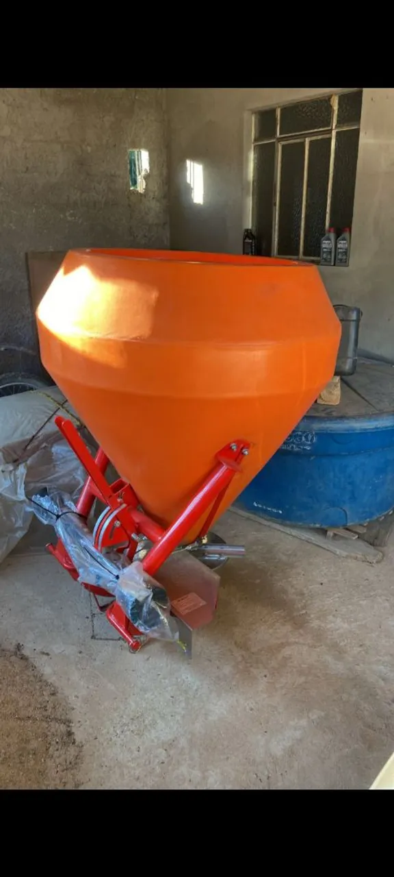 Vende-se adubador para trator ipacool