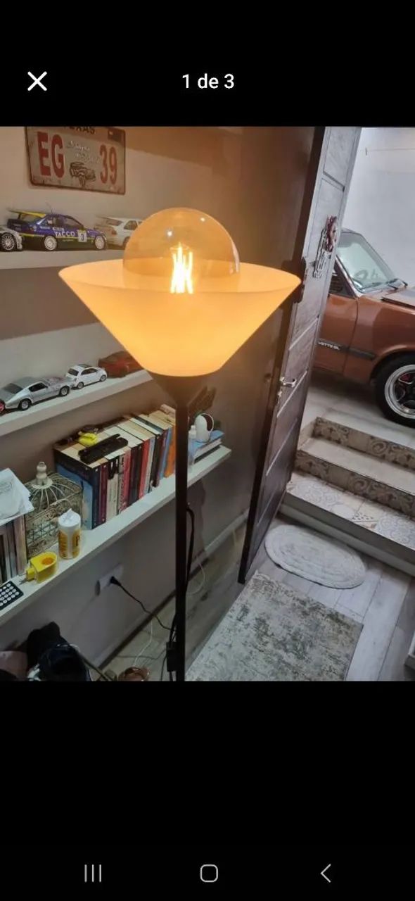 Luminária de chão com cúpula branca