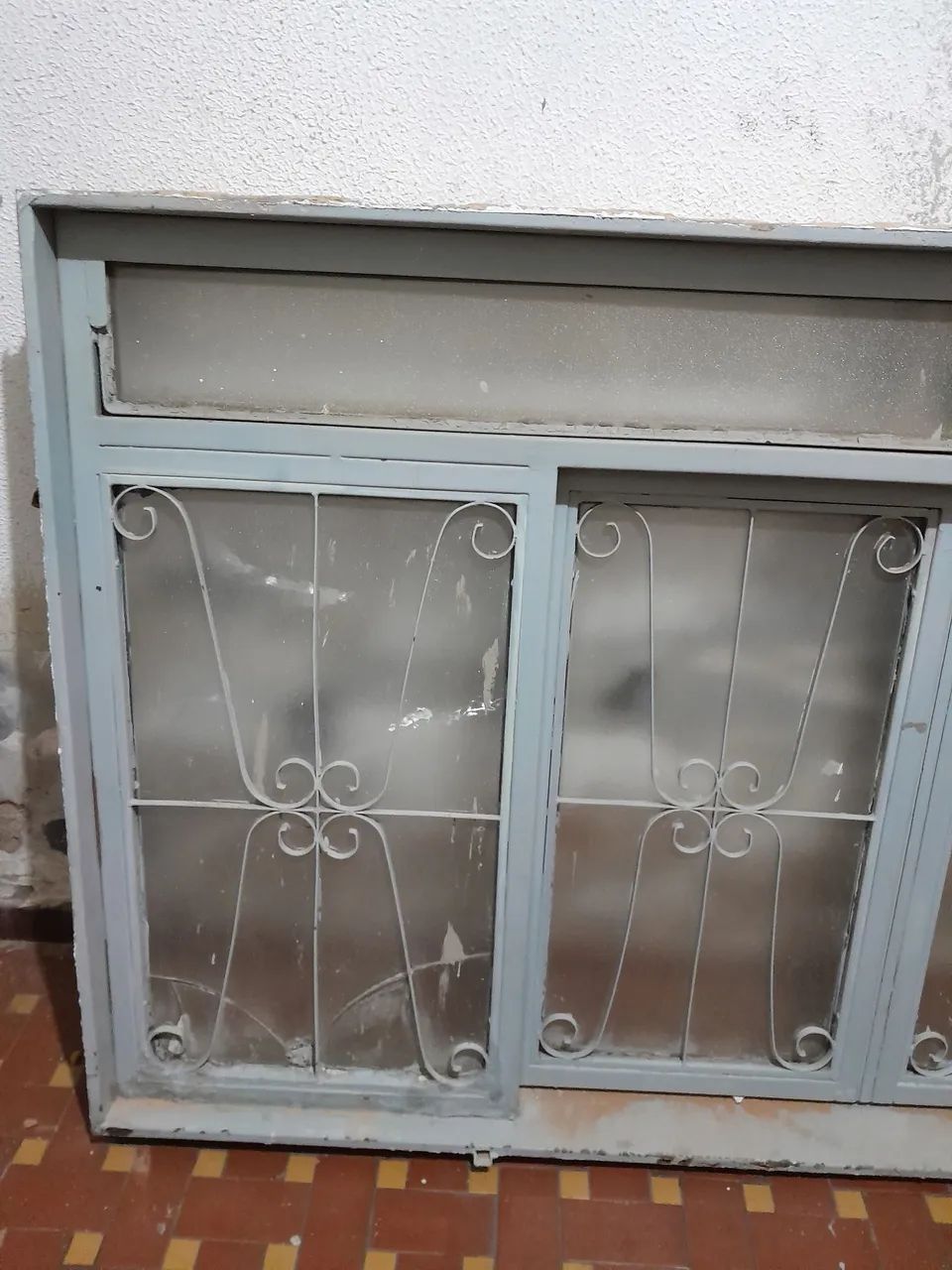 Janela de Ferro com Vidro e Grade 2 mt X 1,10mt. - Foto 2