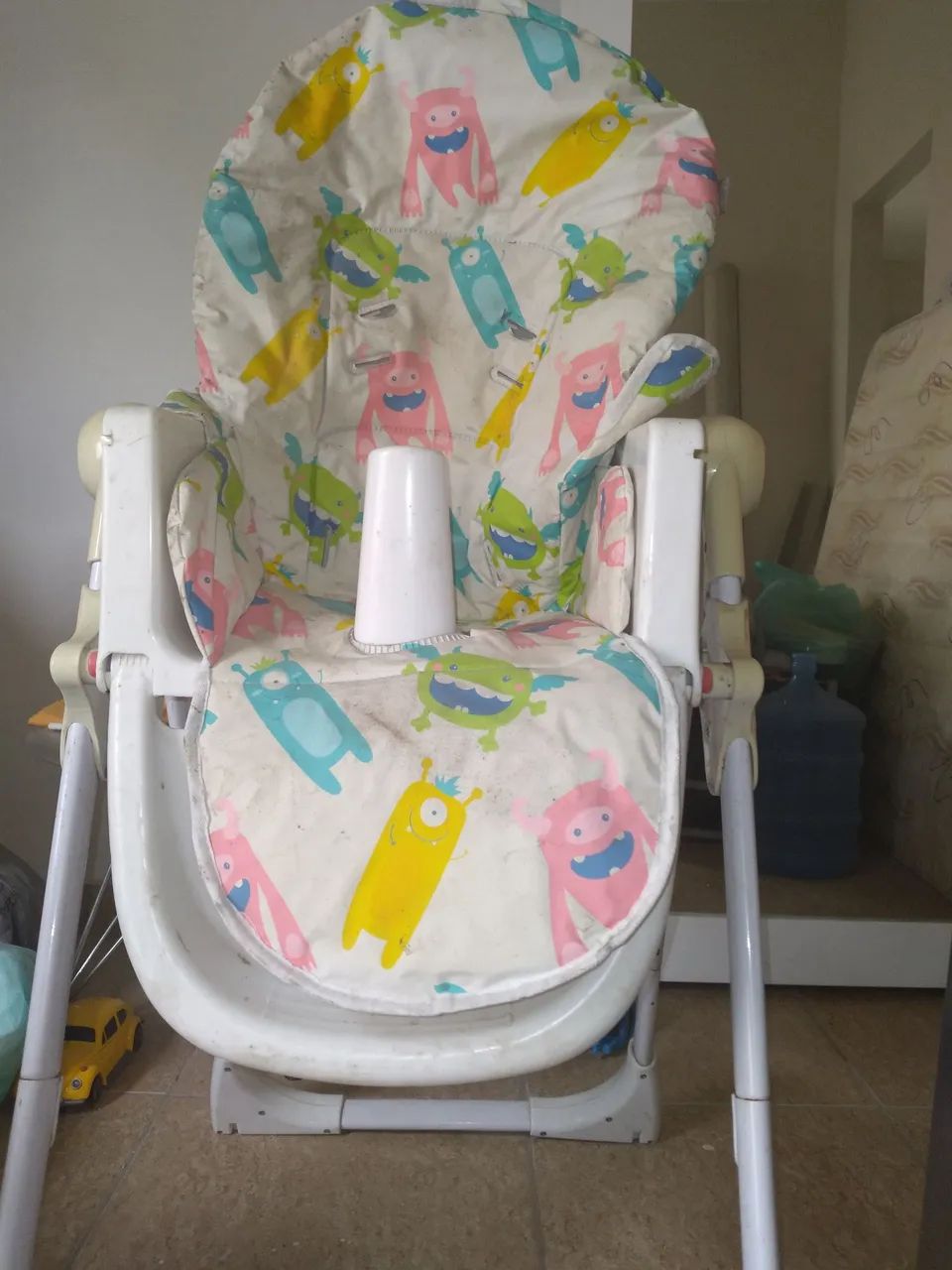 Cadeira de alimentação infantil com estampa de monstros