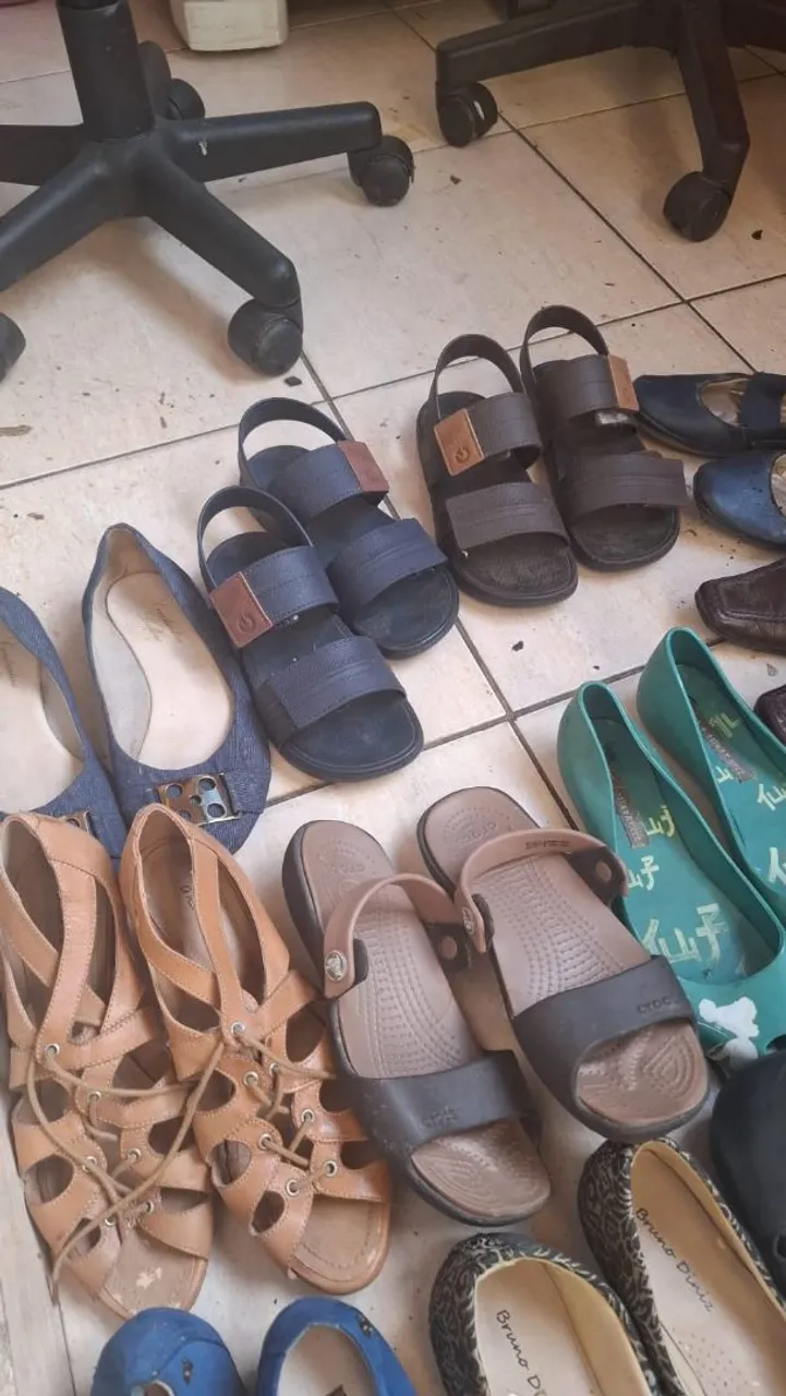 54 Sapatos e sandálias variadas para bazar