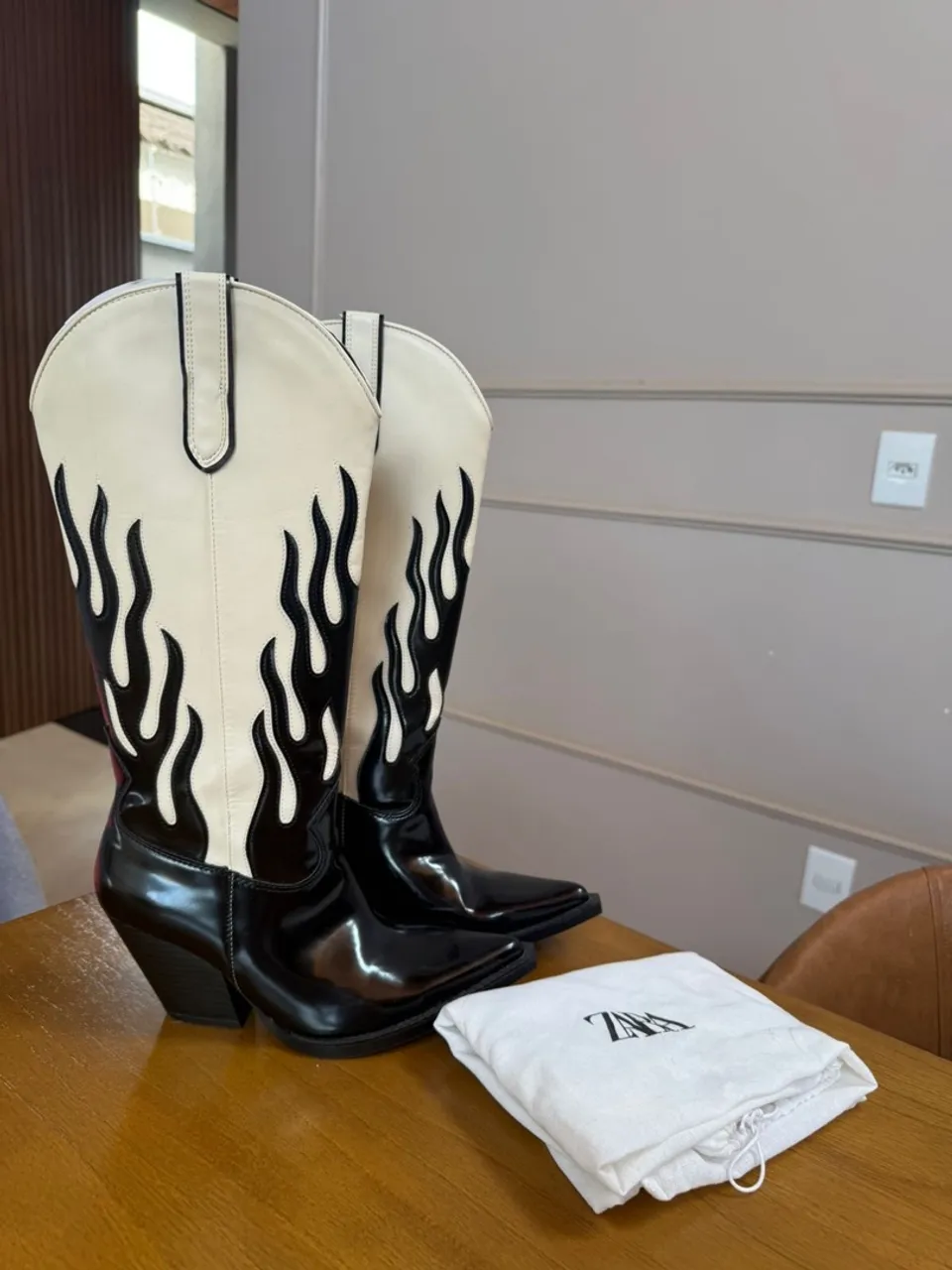 Bota Cowboy Zara Preta e Branca com Detalhes em Chamas
