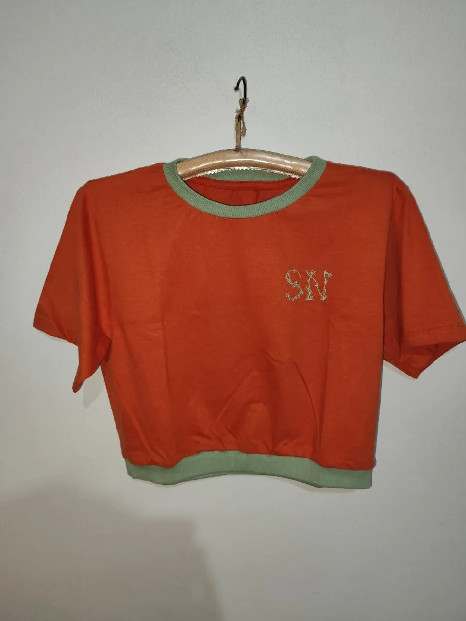 Blusa Cropped Laranja com Detalhes em Verde Somos Nós