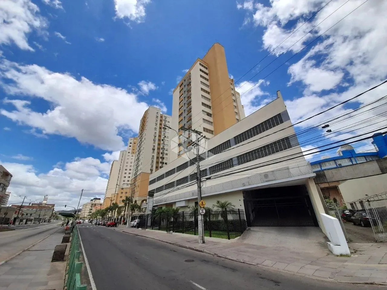 Sala comercial com garagem na Av. Bento Gonçalves