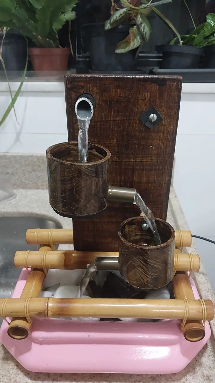 Fonte de água decorativa em bambu