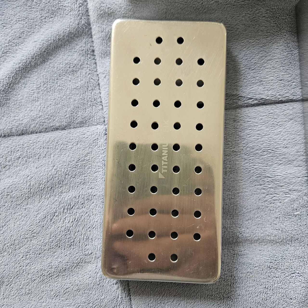 Caixa de Esterilização de Titânio Perfurada 18x8x2cm
