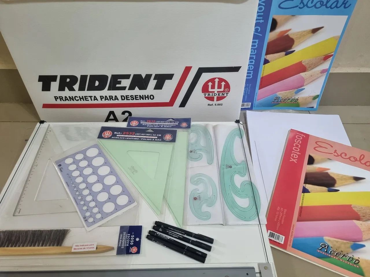 Vendo Prancheta Portátil A2 com Régua Paralela e alguns materiais 