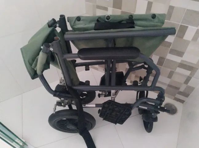 Cadeira De Rodas Medline, Dobrável, Assento Largo - Foto 2