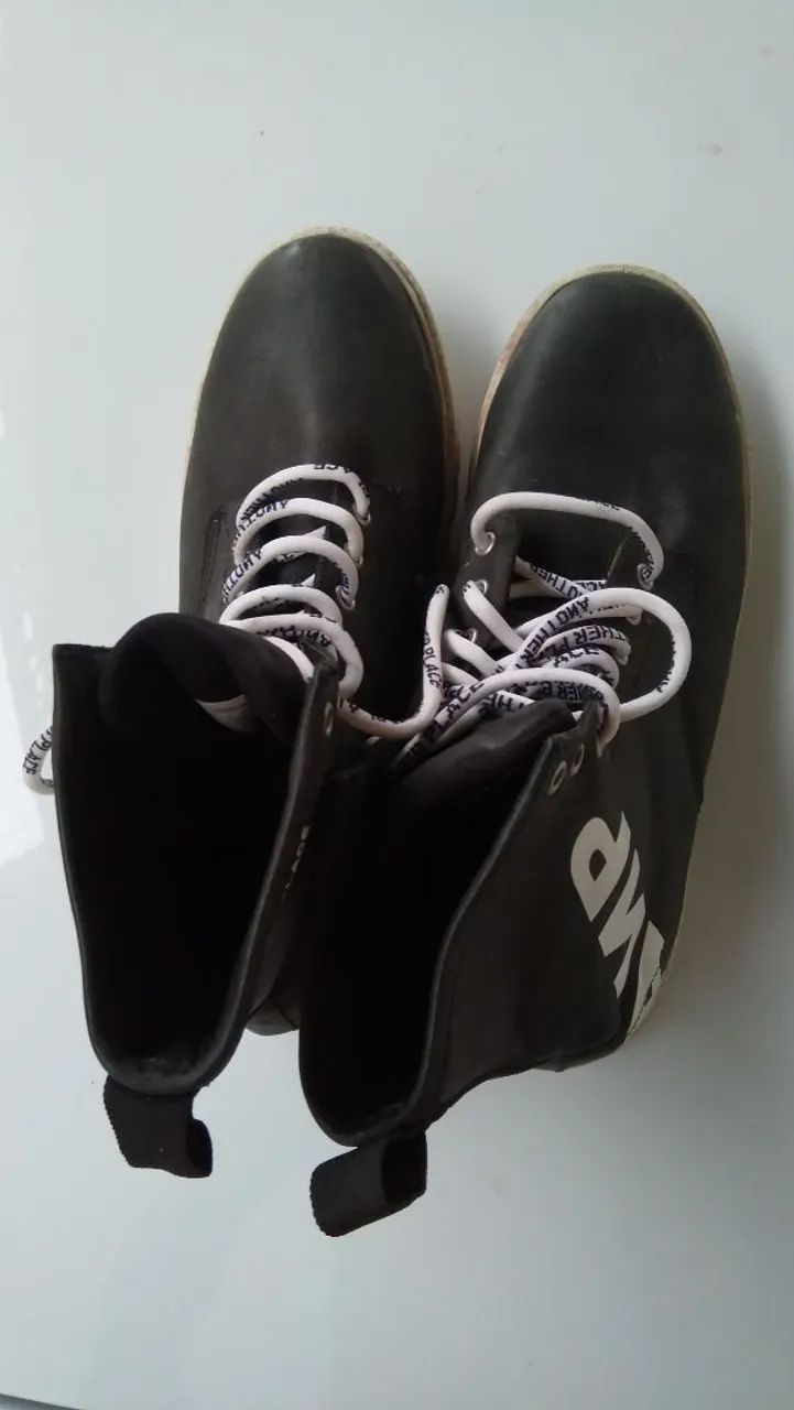 Vendo bota de Couro Preta por 80 reais 