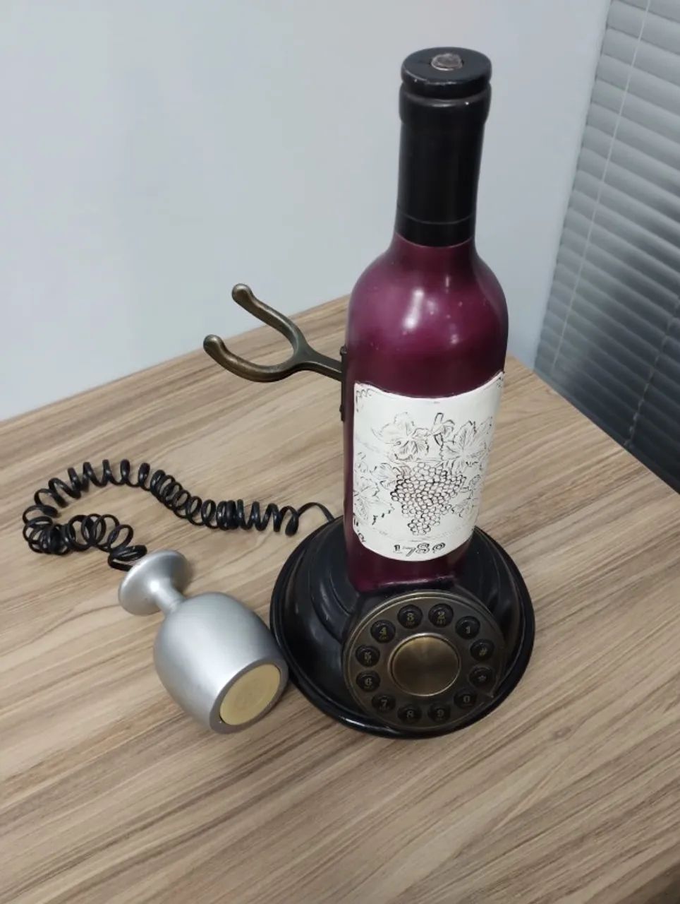 Incrível Telefone analógico em formato de garrafa de vinho 1780 (funcionando) - Foto 2