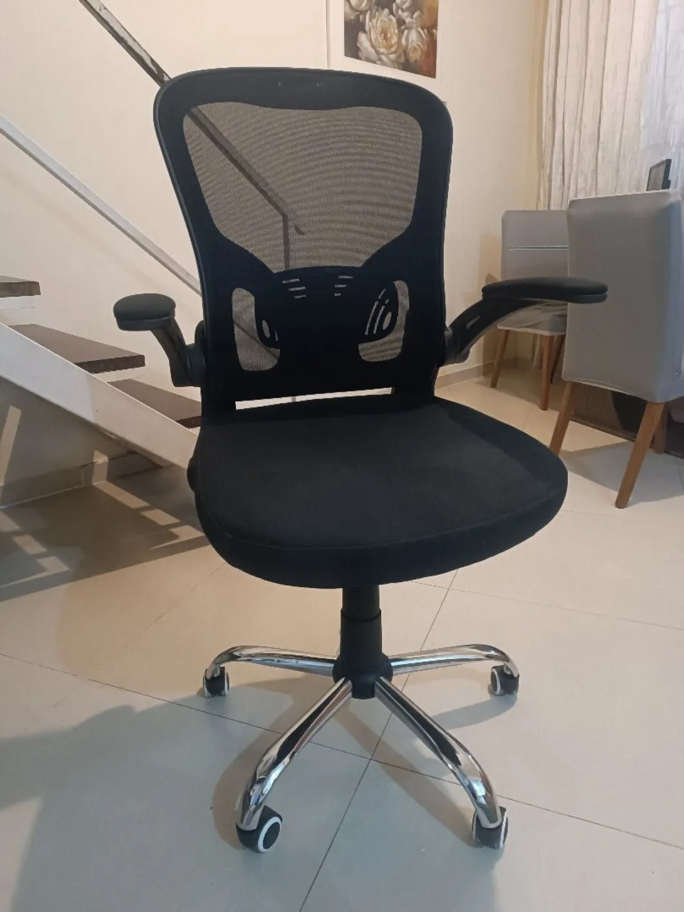 Cadeira de escritório ergonômica preta