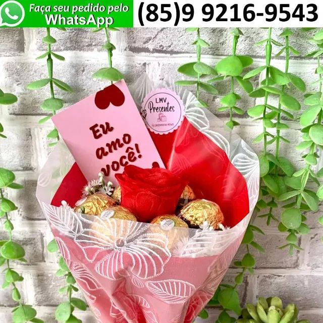 Lindo Buquê de Rosas Vermelhas Artificiais com Chocolates e Cartão - Foto 2