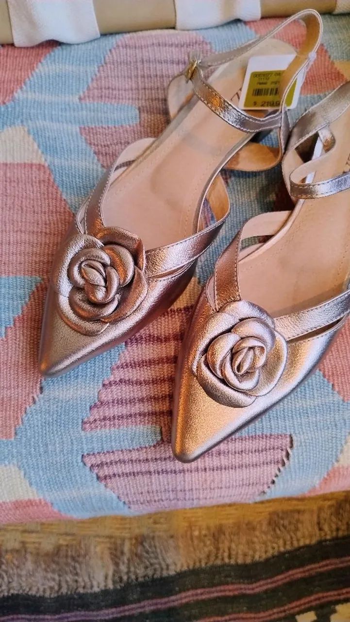 Slingback Dourado Velho com Camelia da Ibiza - Foto 4