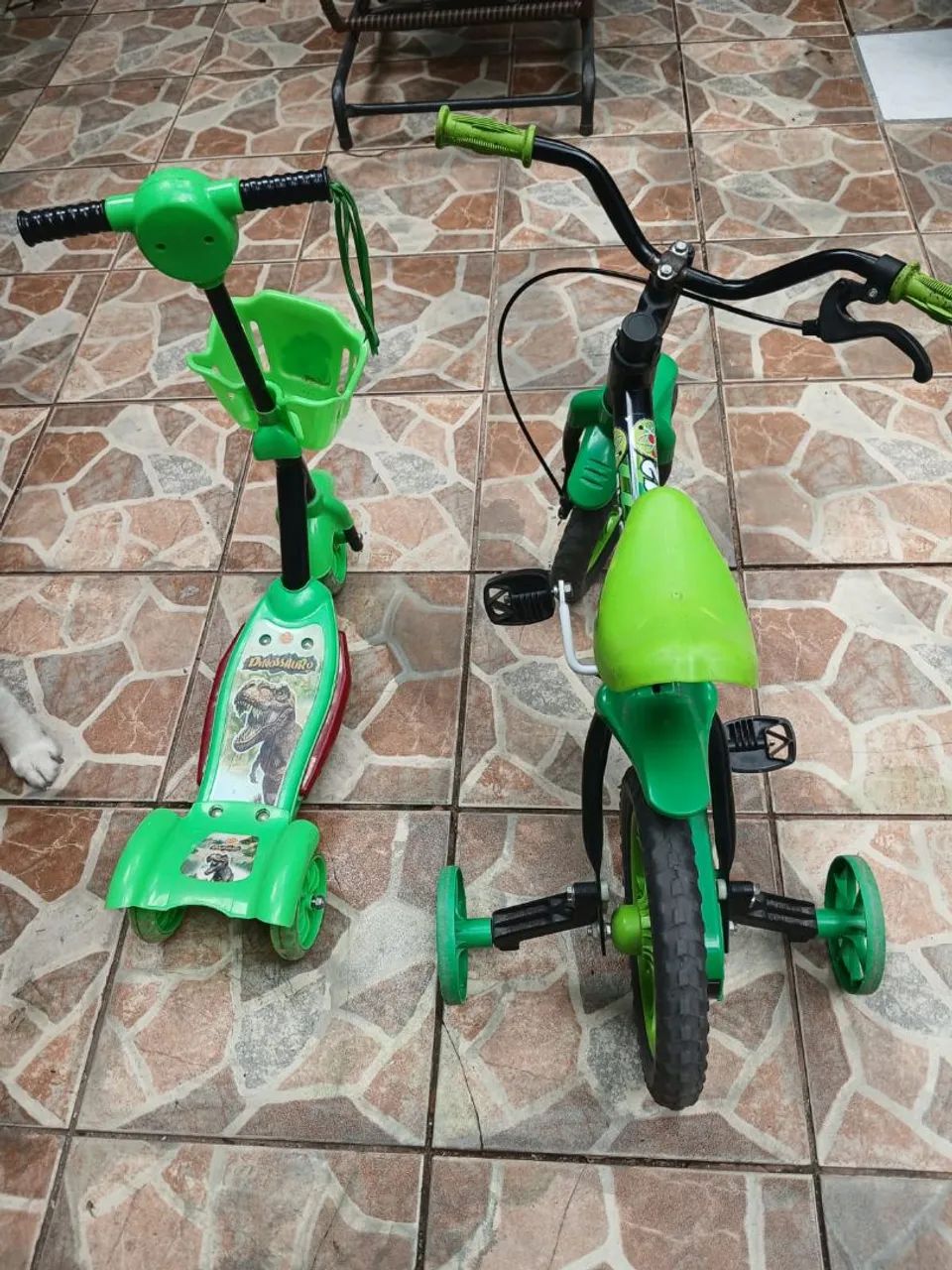 Bicicleta e patinete.