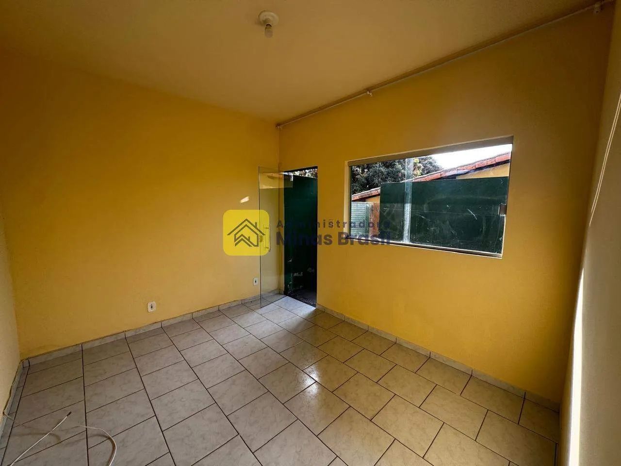 Casa com 02 quartos e garagem - Foto 2