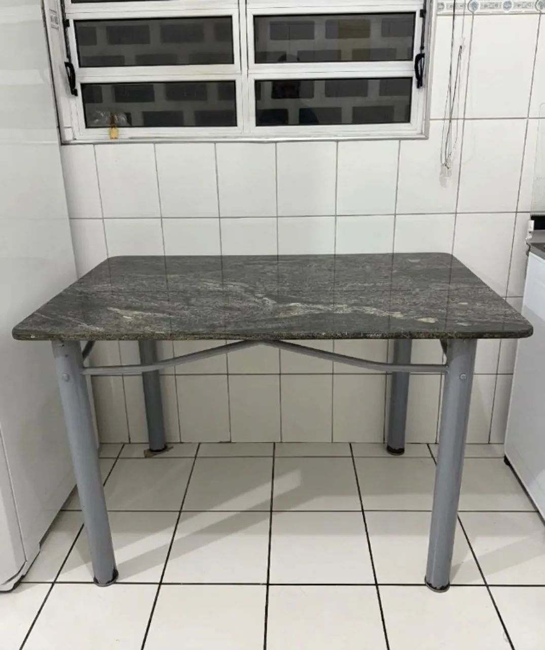 Mesa com tampo de granito 