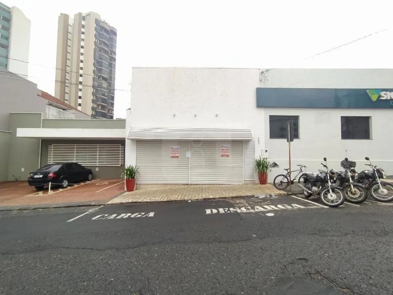 Cômodo comercial para locação no Centro.