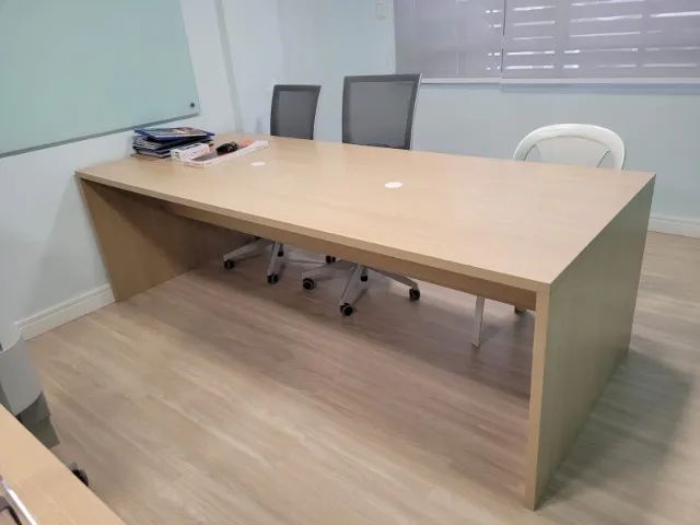 MESA EM MARCENARIA COM CAIXA DE TOMADA EMBUTIDA 2,4 x 1 (