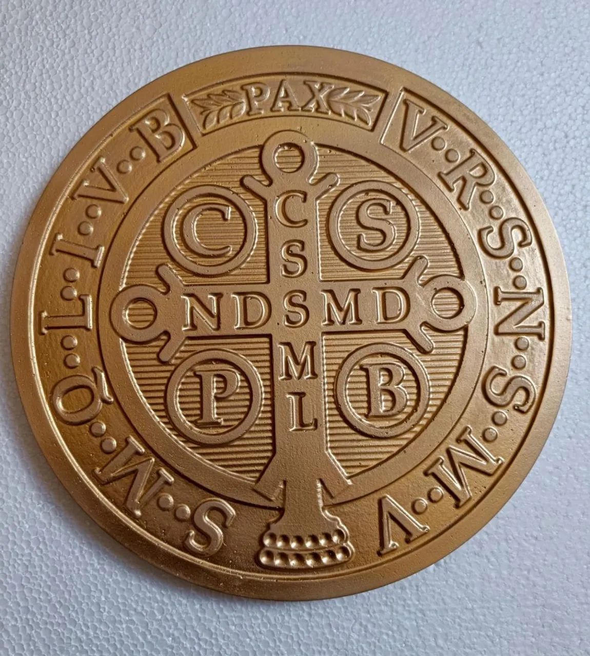 Medalha de são bento de gesso decorativo  - Foto 2