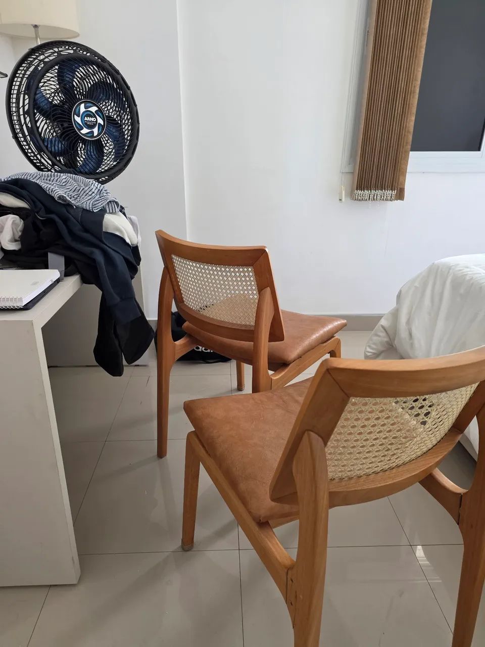 Cadeiras em Madeira com Encosto em Palhinha - Bom Estadoado - Foto 4
