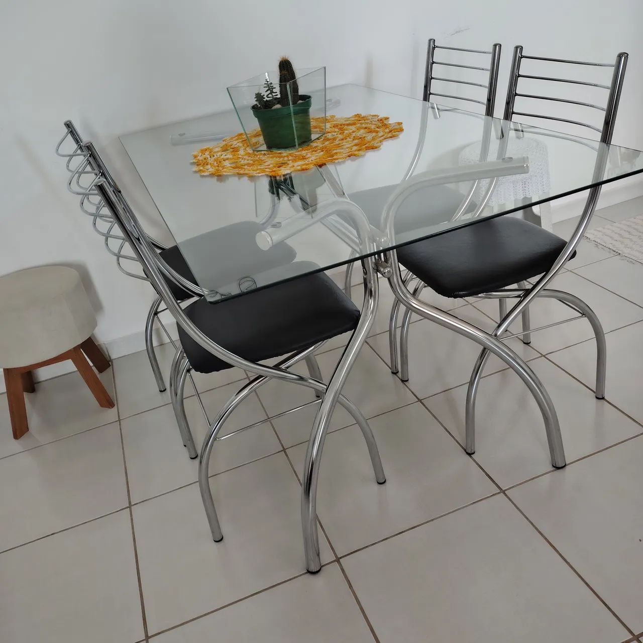 Vende mesa com 4 cadeiras