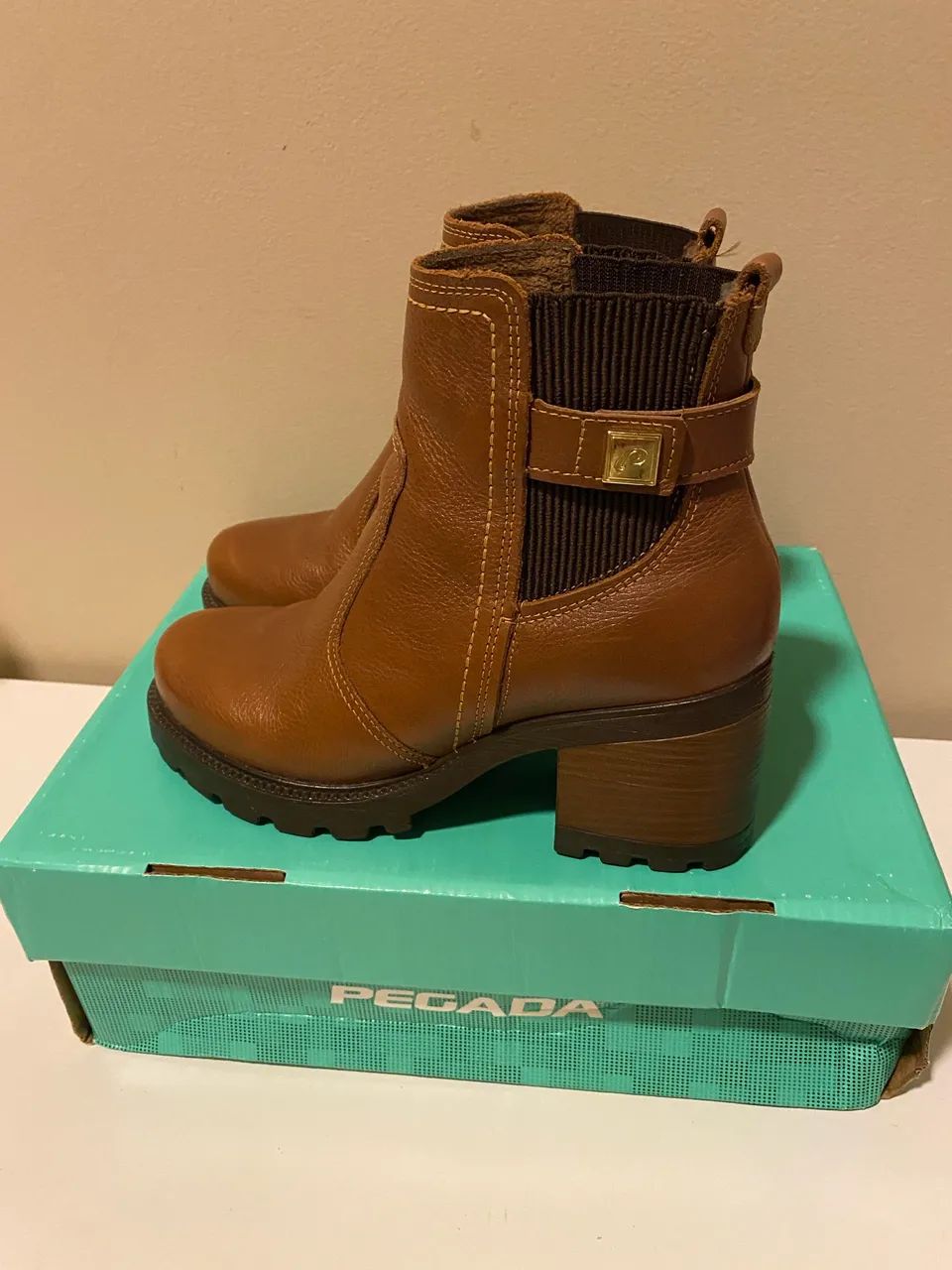 Bota de marca pegada