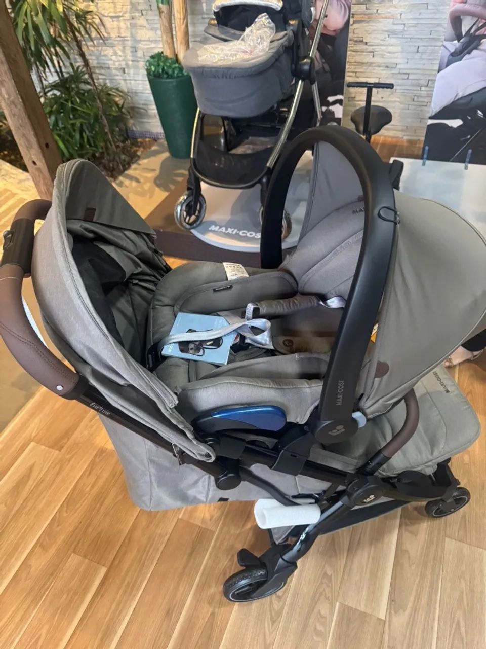 Carrinho de bebê + bebê conforto MAXI-COSI