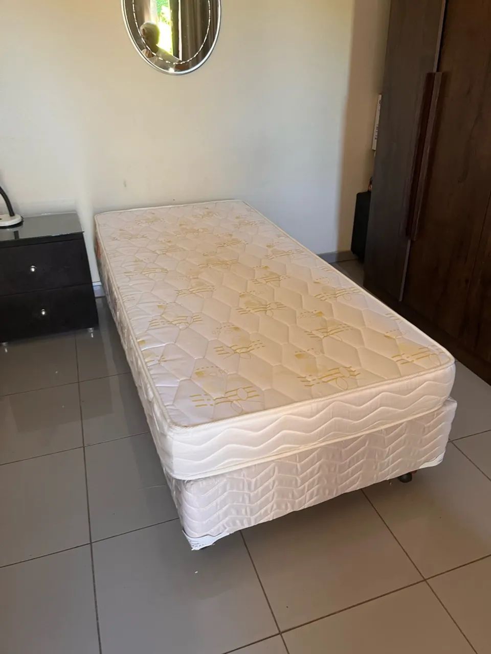 Cama box super conservada