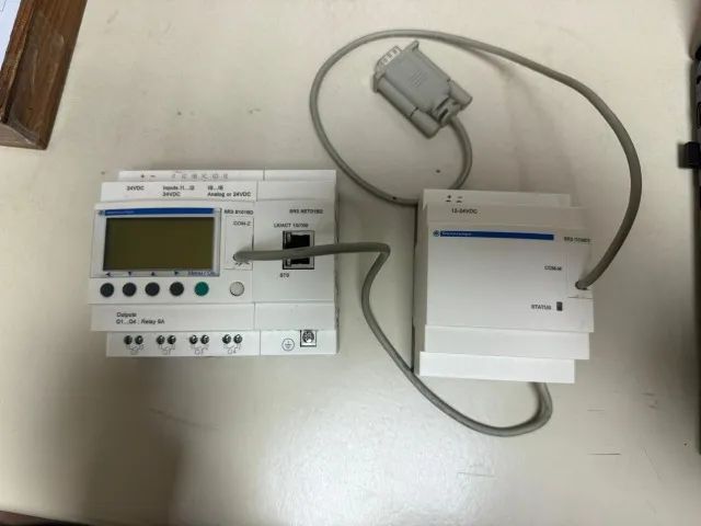 Kit Schneider / Telemecanique Zelio Logic SR3 B101BD + Módulos SR3 NET01BD e SR2 COM01