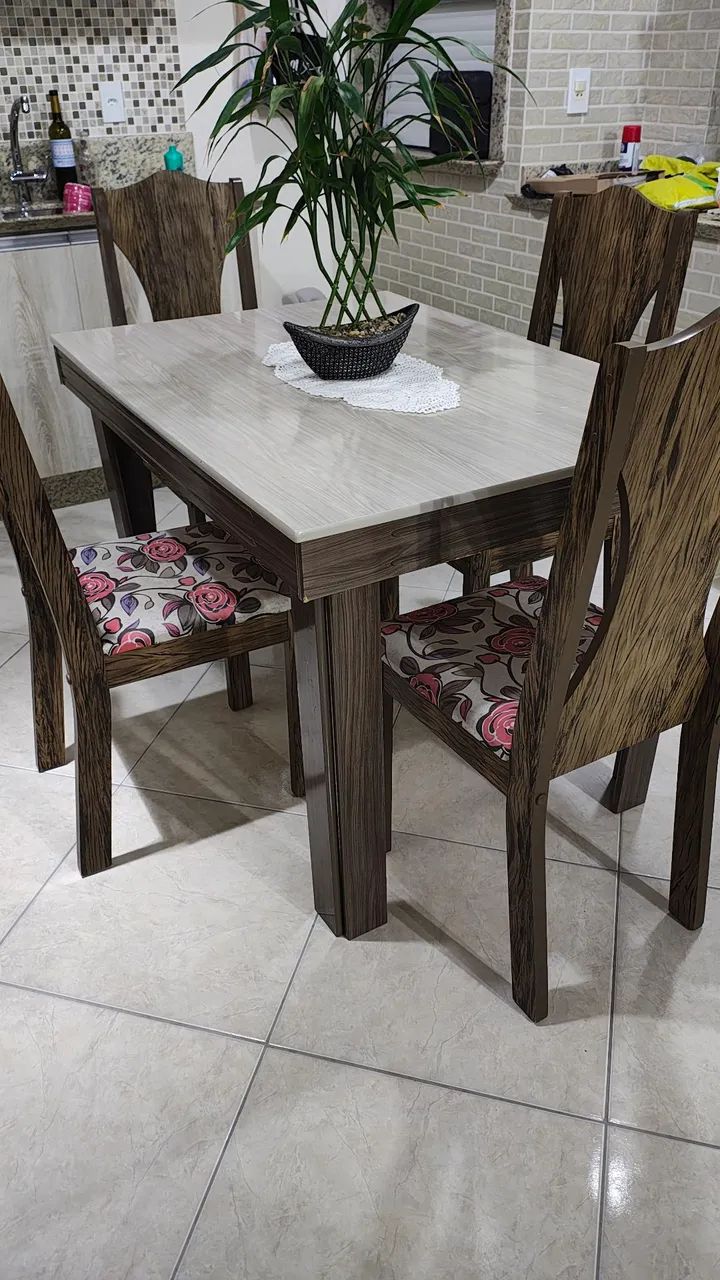 Mesa com quatro cadeiras, semi-nova - Foto 2