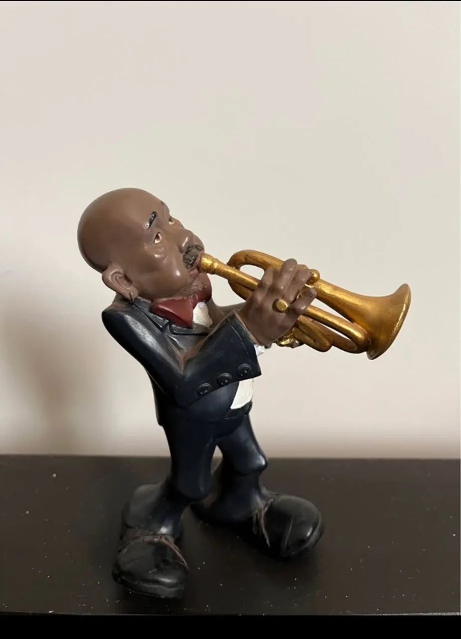 Estatueta homens tocando trompete  - Foto 4