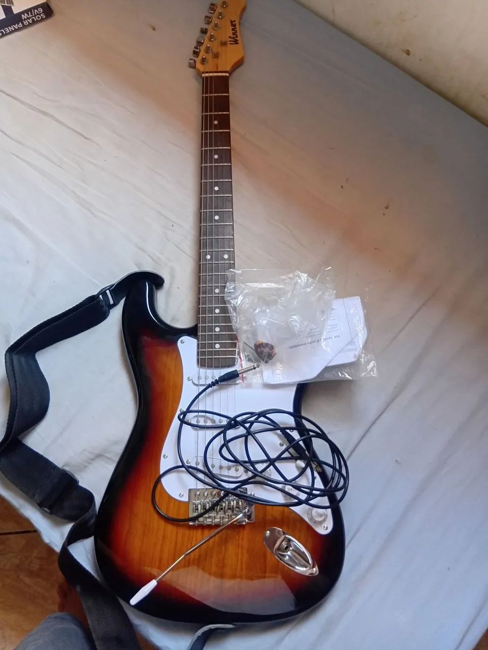 Guitarra elétrica com caixa e cabo - Foto 2