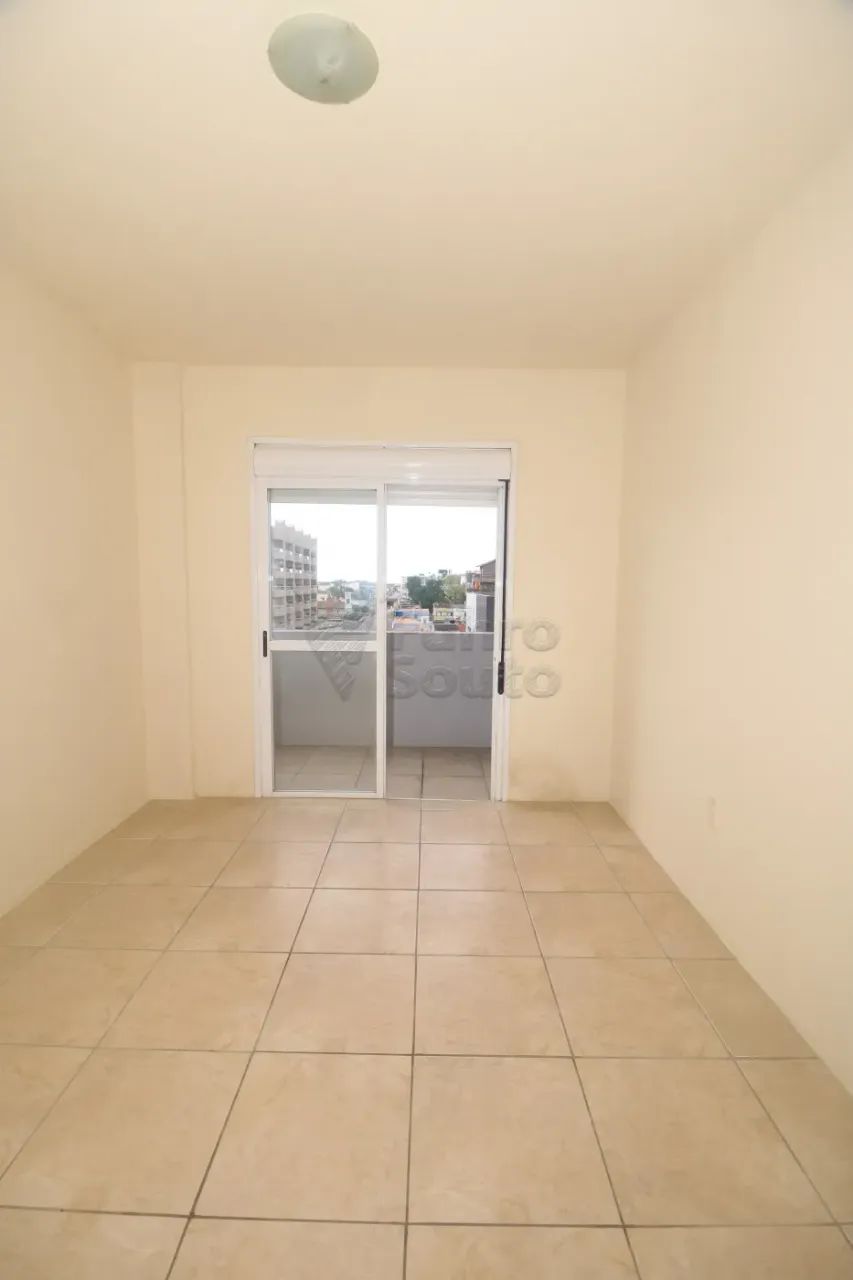Apartamento de 1 dormitório com sacada e garagem - Foto 2