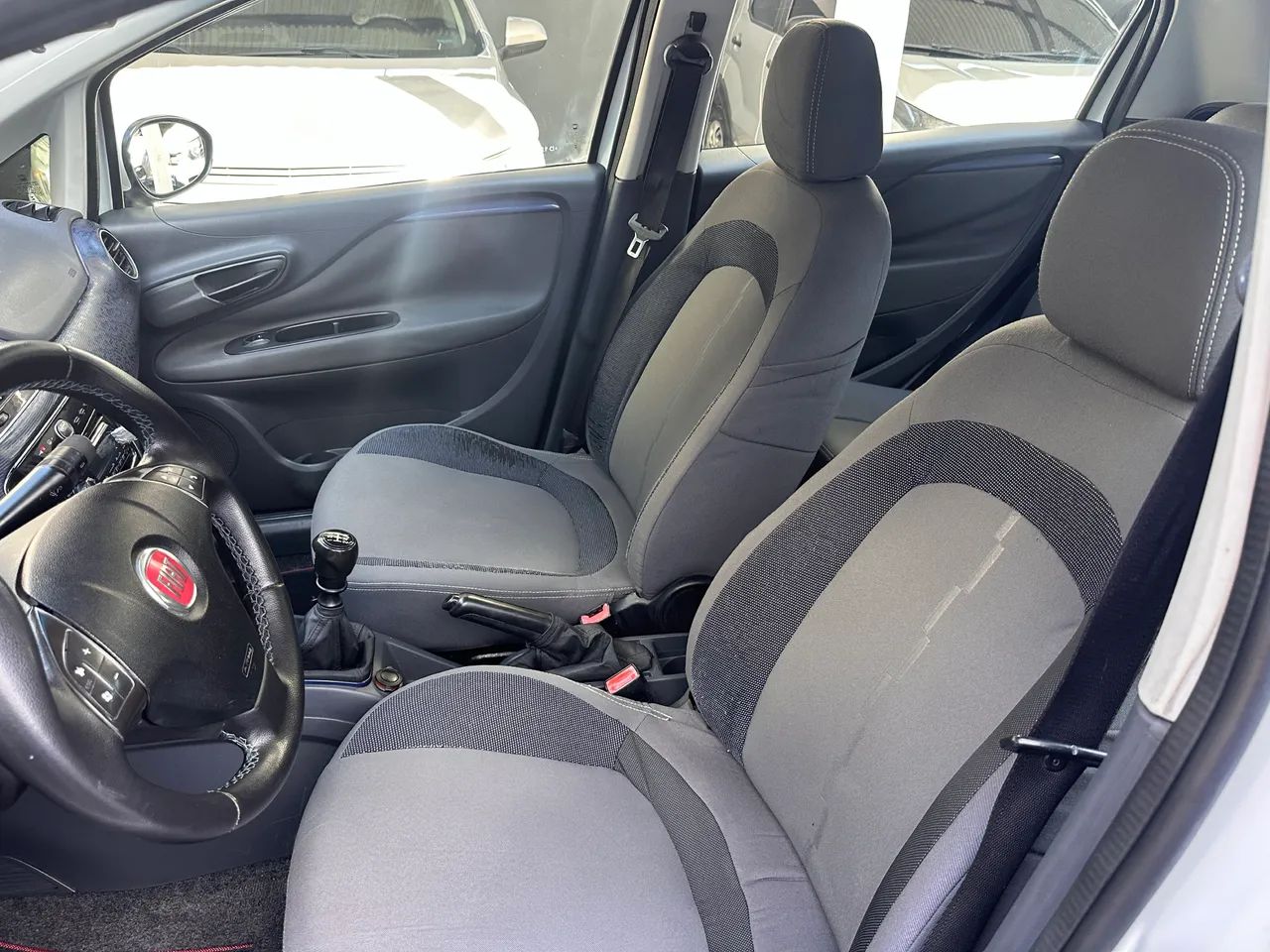 Fiat Punto Attractive 1.4 Fire Flex 8V 5P 2013 - Foto 4