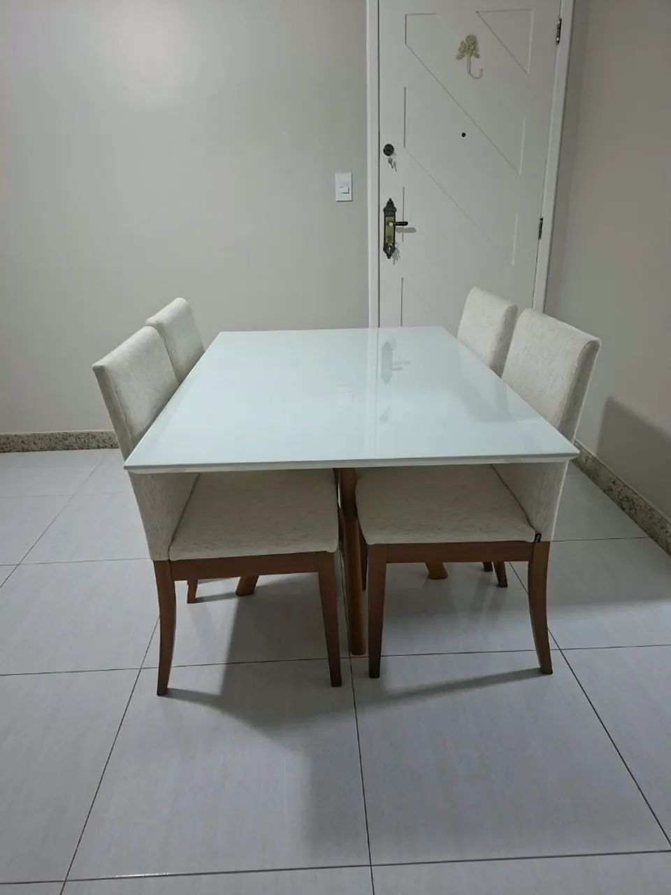 Mesa semi nova somente a mesa ((não estão inclusas as cadeiras))