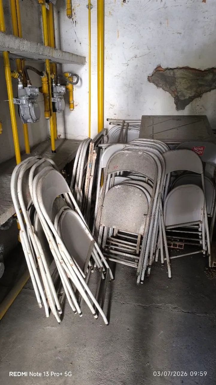 Vendo conjunto de 12 mesas e cadeiras de Ferro