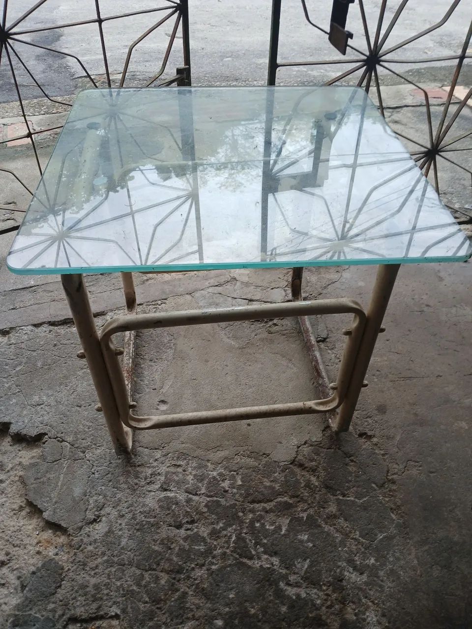 Vendo uma mesinha de centro de vidro $100 - Foto 2