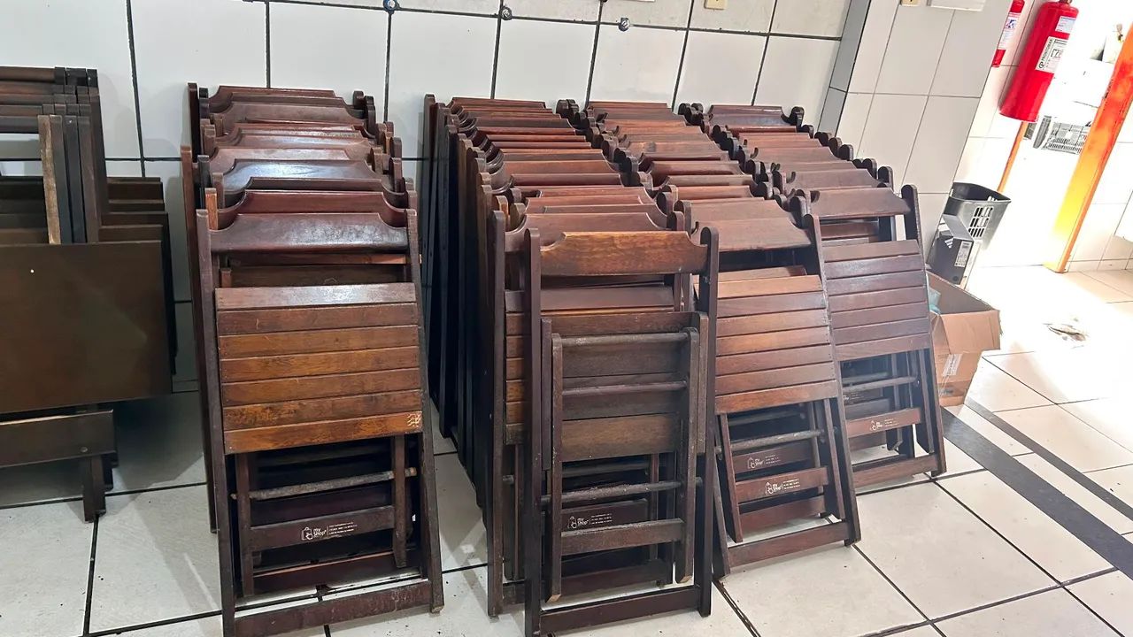 Vende se cadeiras  e mesas 