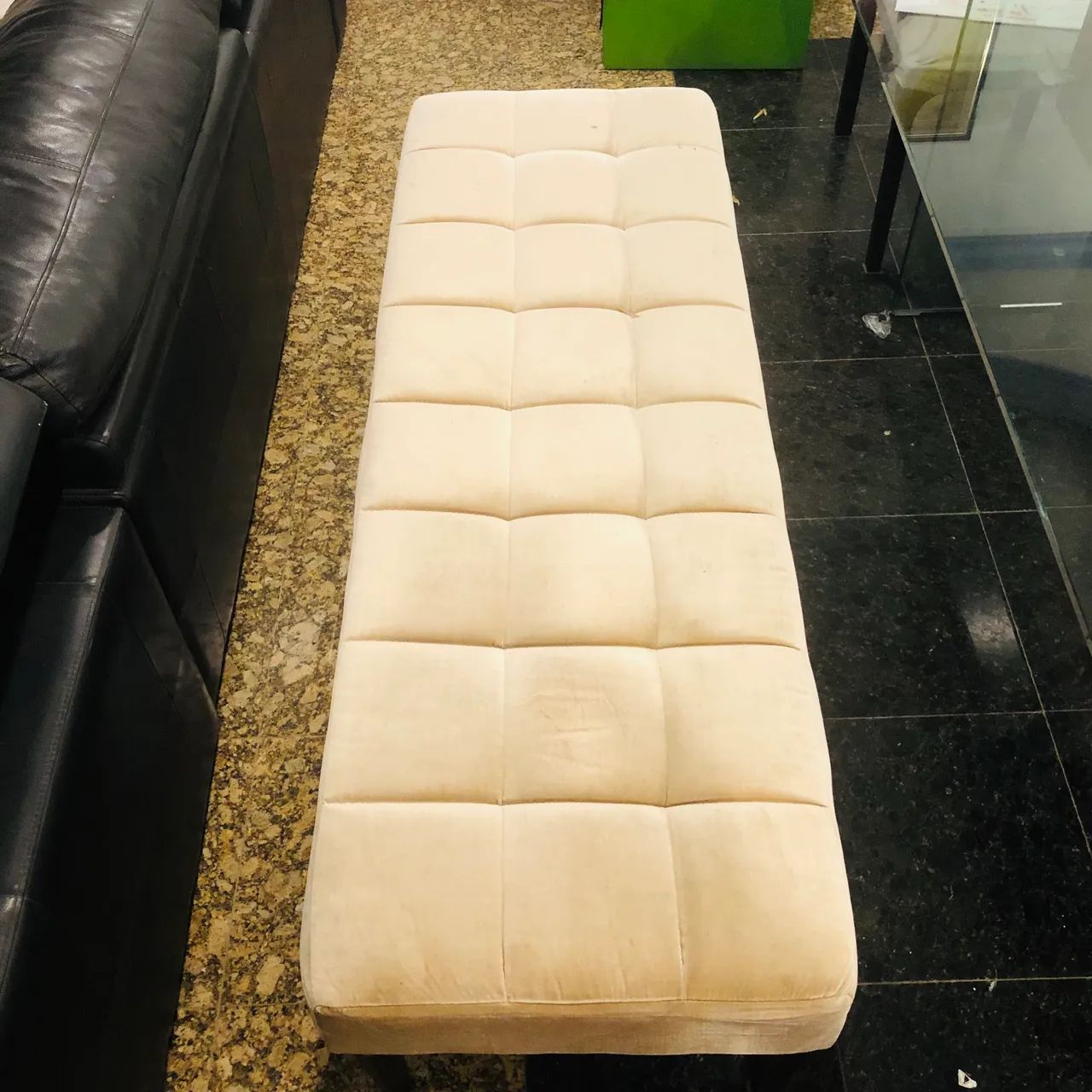 Banco de veludo bege tufado!
