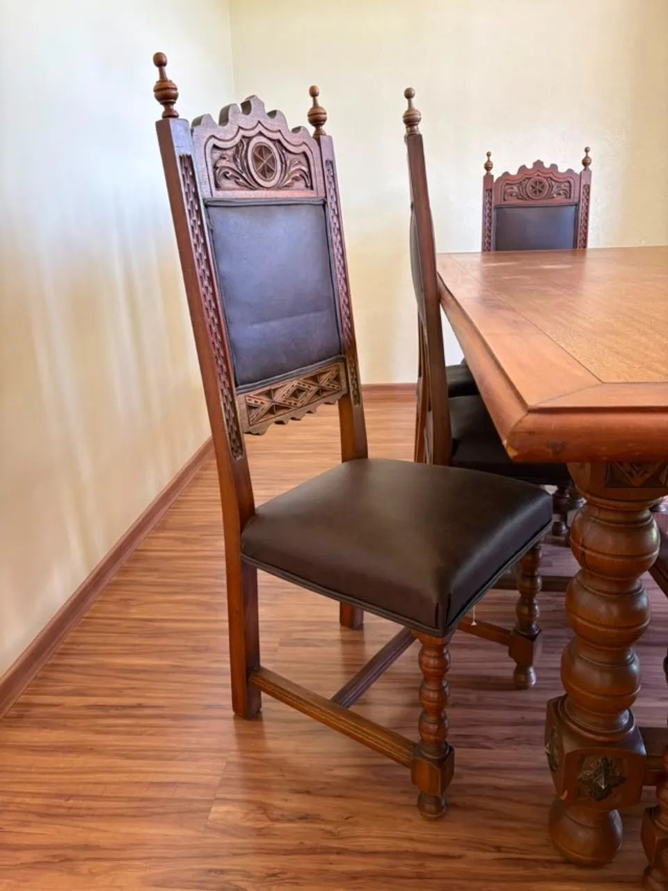 Mesa de Jantar Clássica de Cerejeira com 8 cadeiras - Foto 4