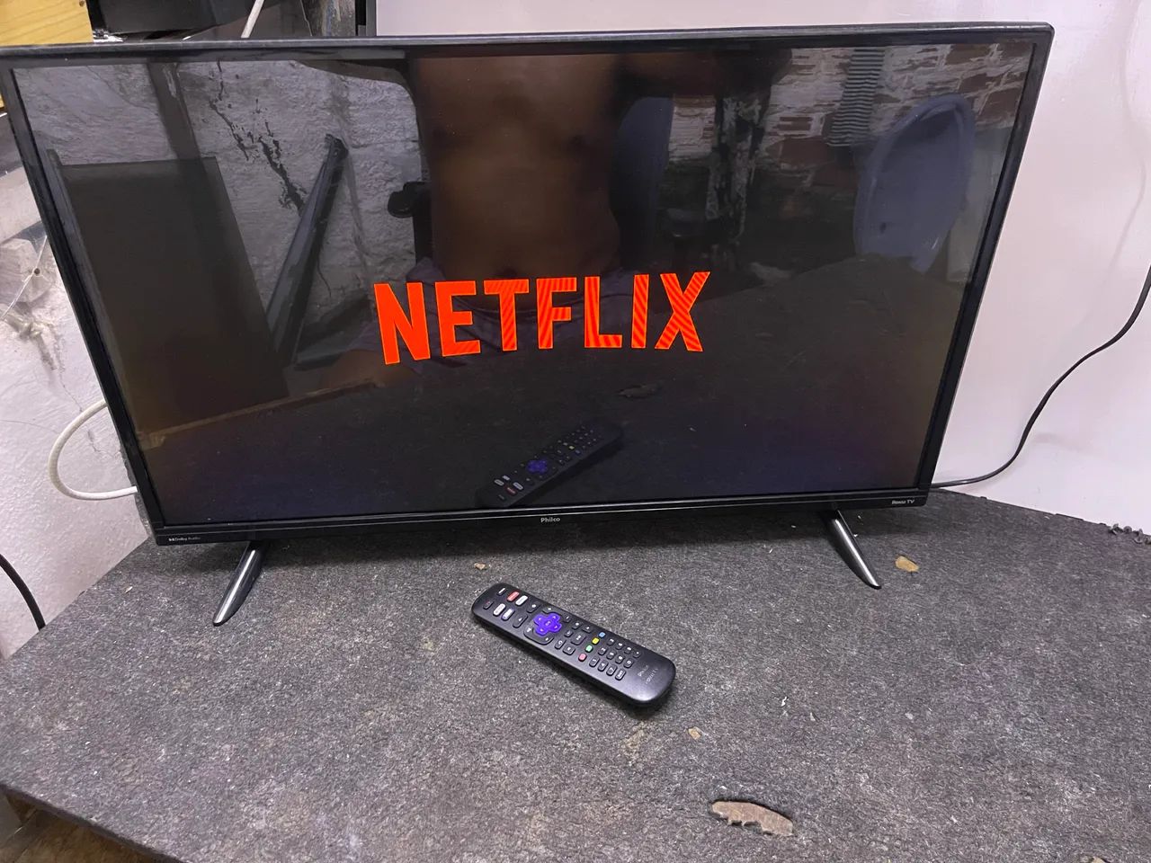 Smart TV Philco Roku 32 polegadas funcionando perfeitamente