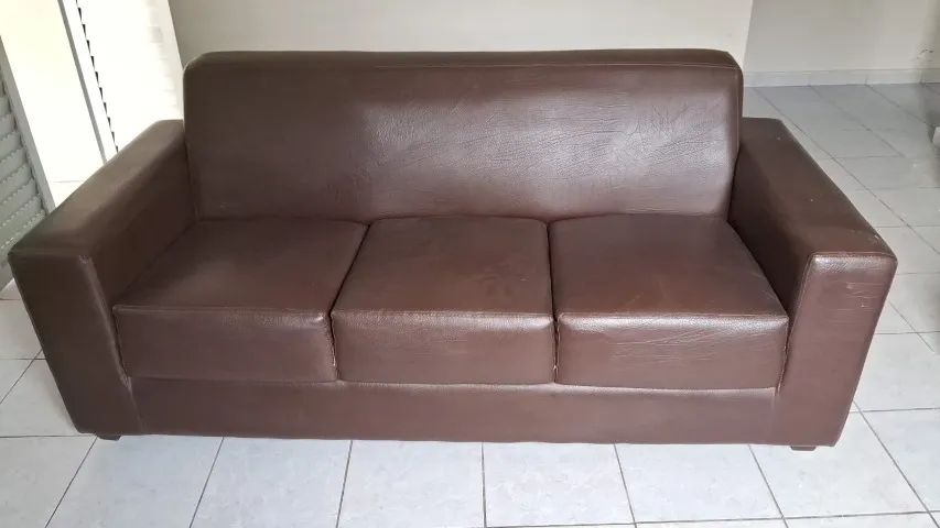 Móveis usados-Sofá em Couro e Poltrona de sala - Foto 4